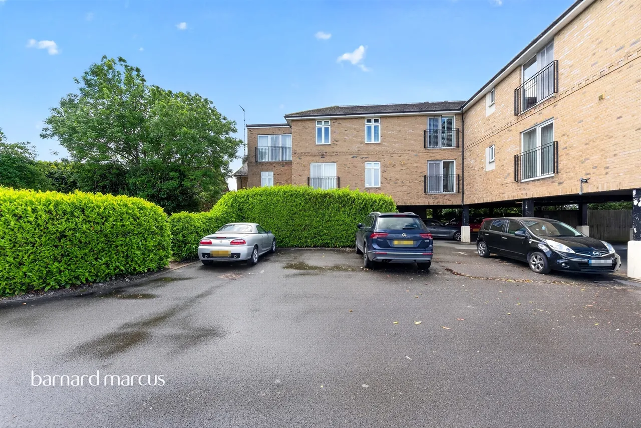 London Road, Ashford, TW15, photo 9