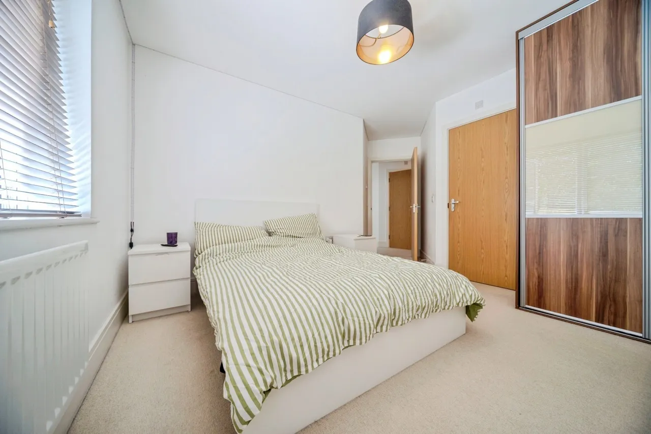 Knights Crescent, Bletchley, Milton Keynes, Buckinghamshire, MK2, photo 3