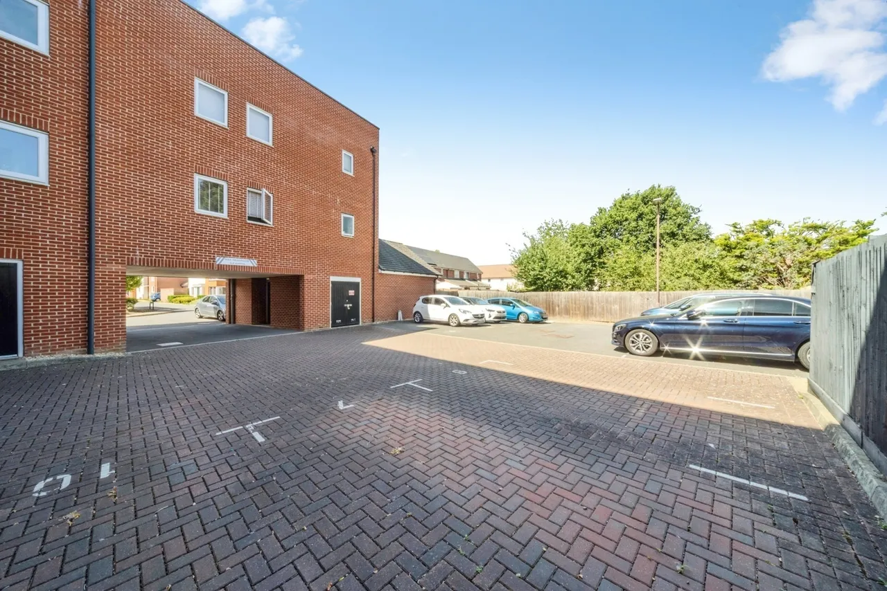 Knights Crescent, Bletchley, Milton Keynes, Buckinghamshire, MK2, photo 12