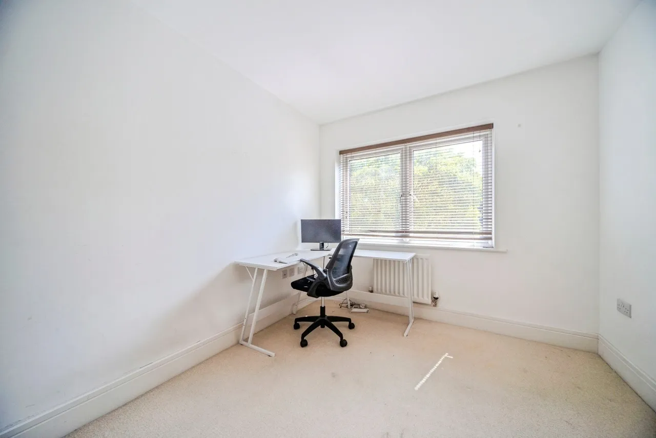 Knights Crescent, Bletchley, Milton Keynes, Buckinghamshire, MK2, photo 6