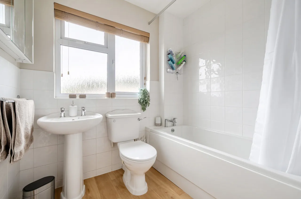 Oakfields, Guildford, GU3, photo 12