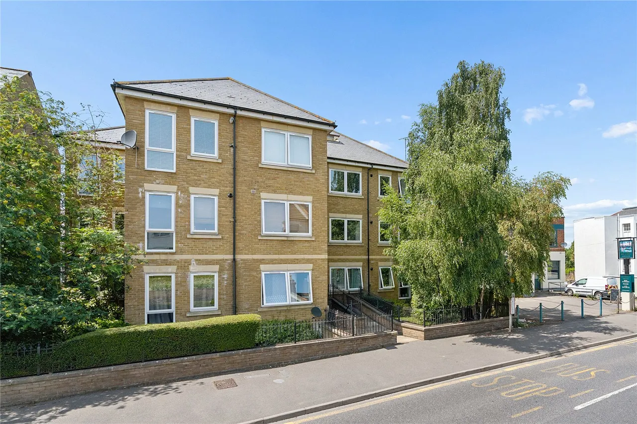 2 bed flat for sale — Wrotham Road, Gravesend, Kent, DA11