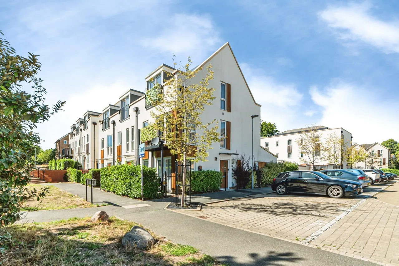 3 bed house for sale, Typhoon Close, Bracknell, RG12