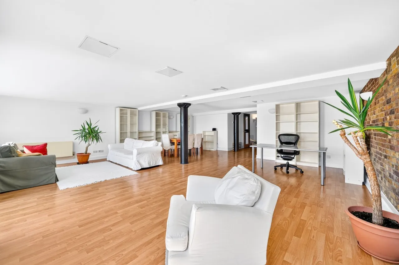 2 bed flat to rent, Wapping Wall, London, E1W