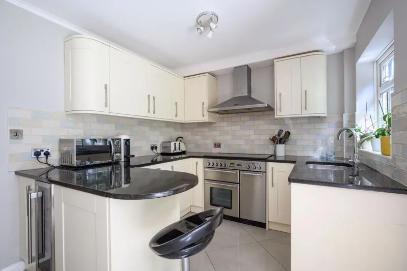 Rowtown Row Town, Addlestone KT15 1EY, photo 2