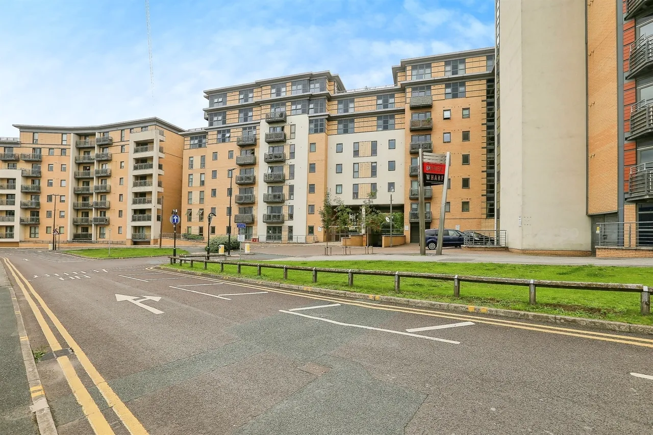 2 bed flat for sale, Bowman Lane, Leeds, LS10