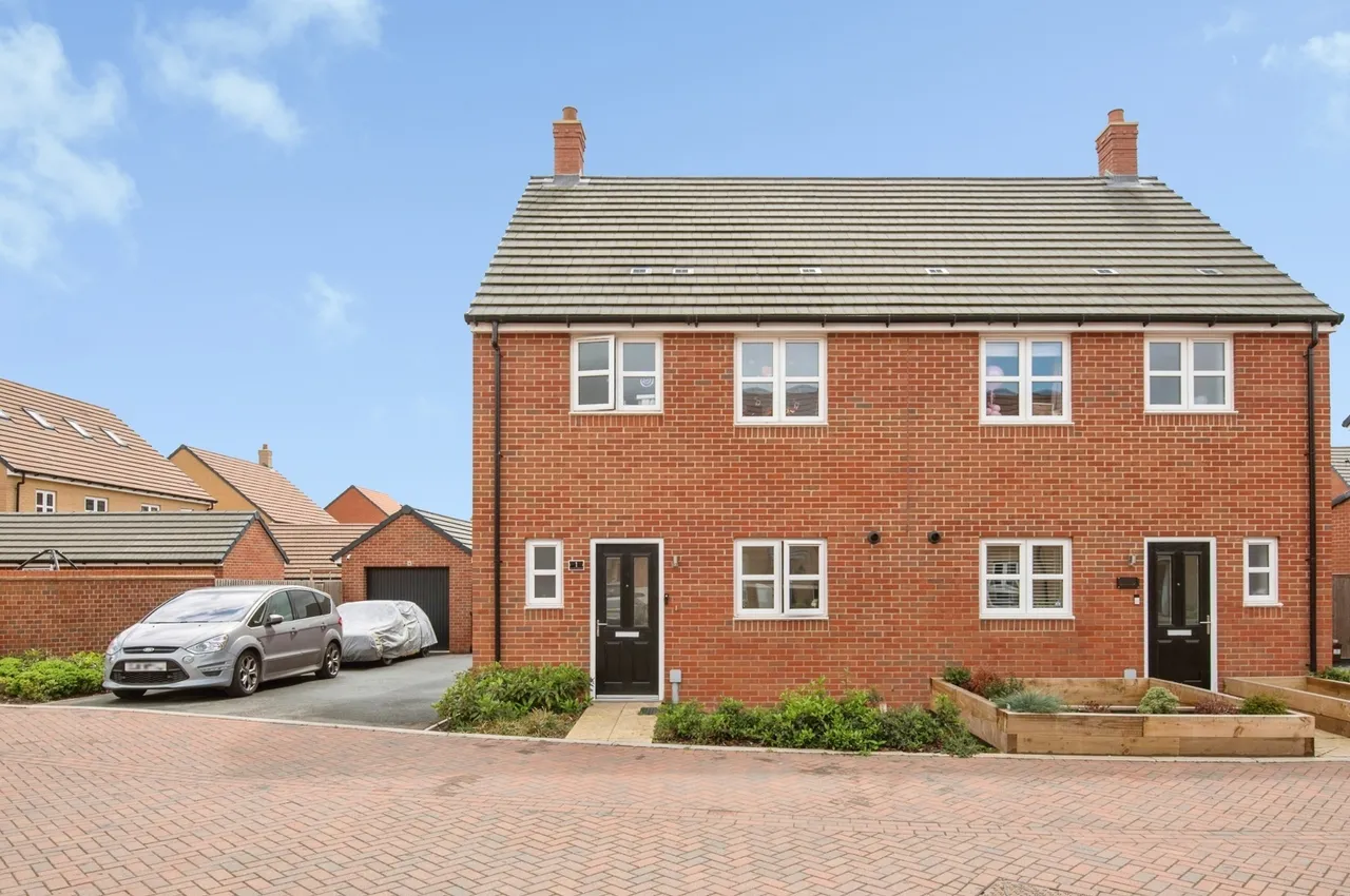 3 bed house for sale — Binyon Gardens, Stotfold, Hitchin, Bedfordshire, SG5