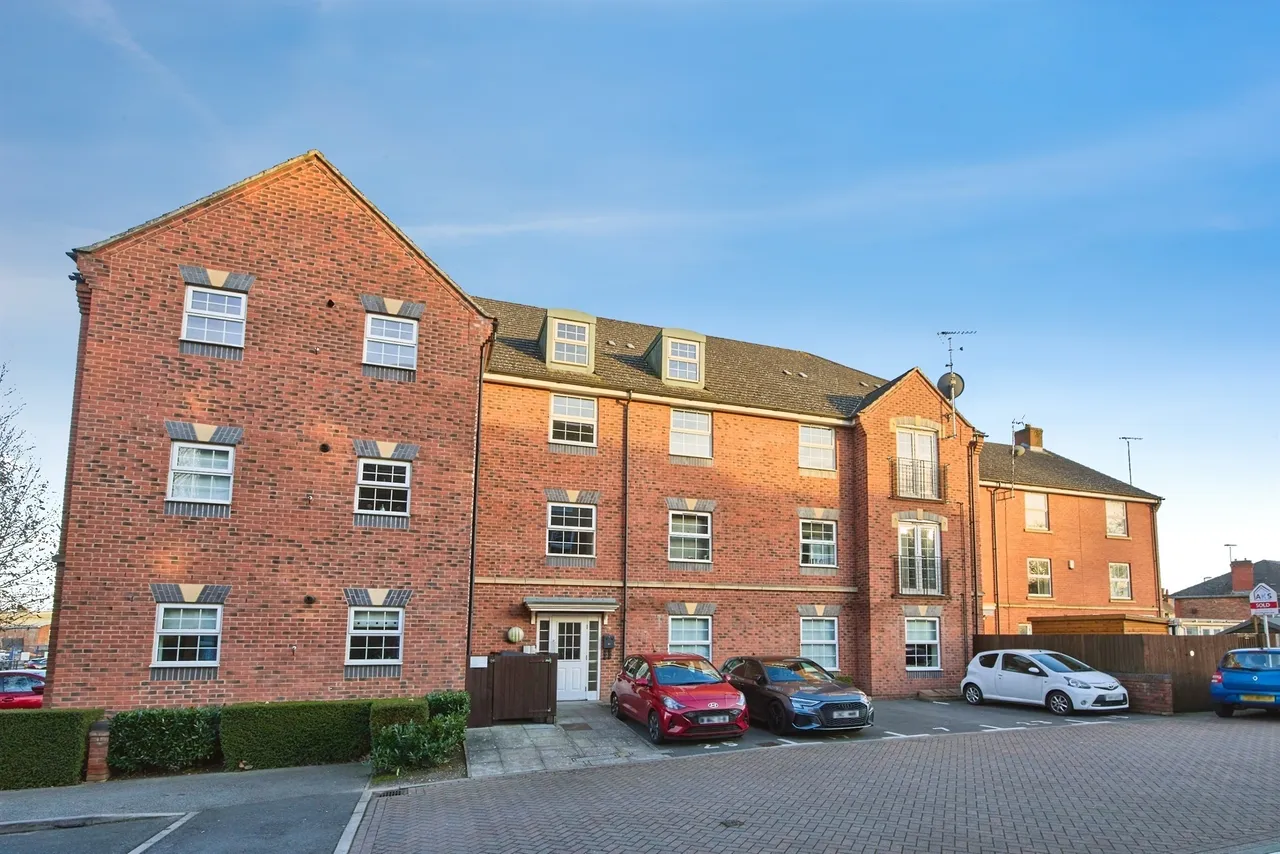 2 bed flat for sale, Magnus Court, Chester Green, DE21
