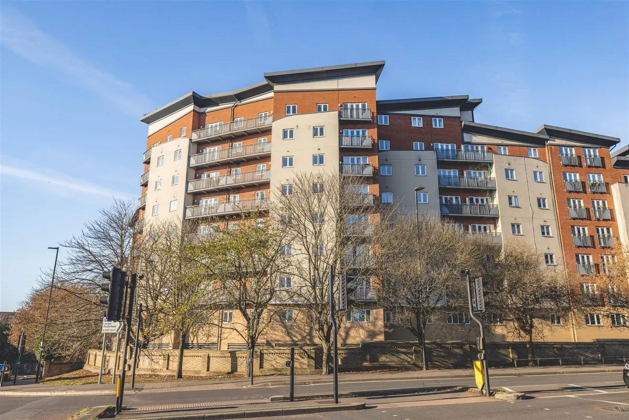 2 bed flat for sale — Aspects Court, Slough, SL1 2EZ