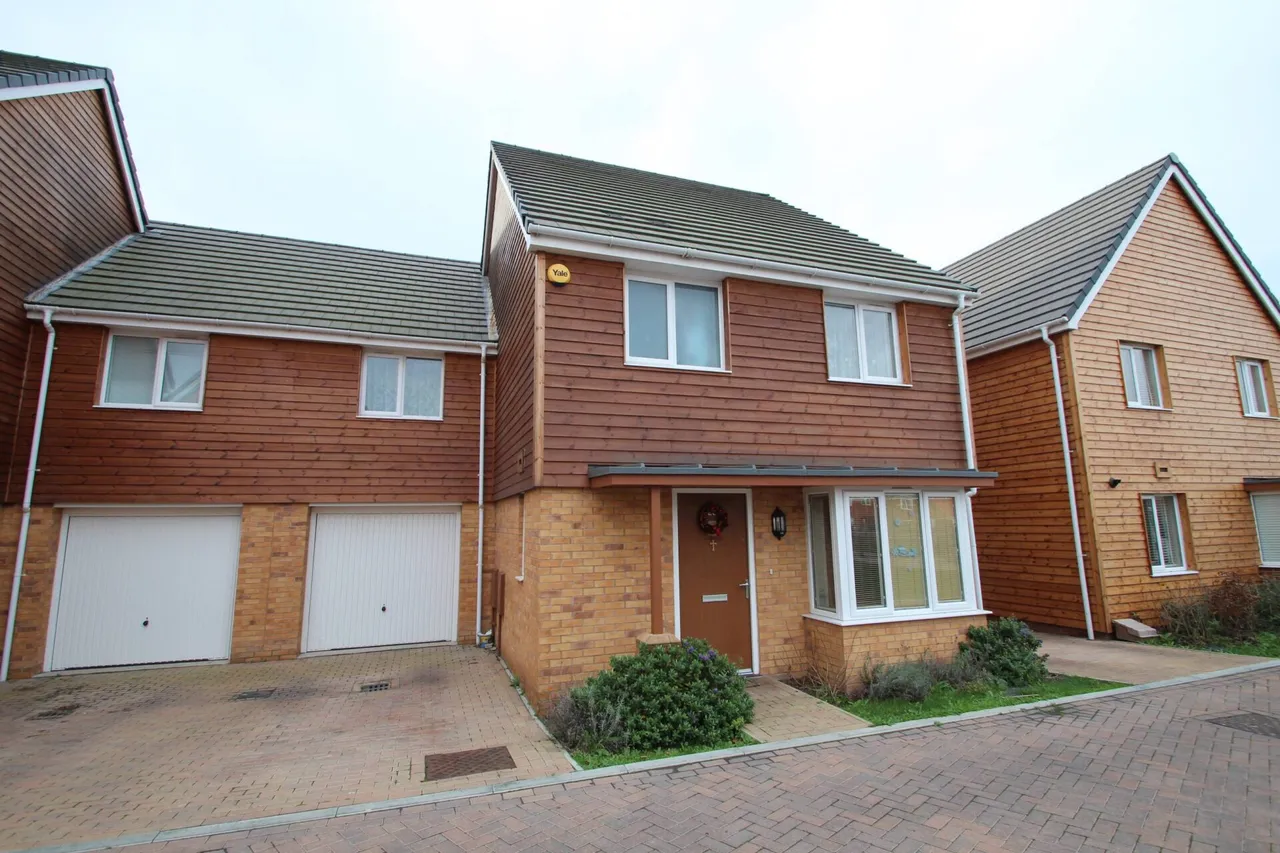 4 bed house for sale — Darwin Avenue, Dartford