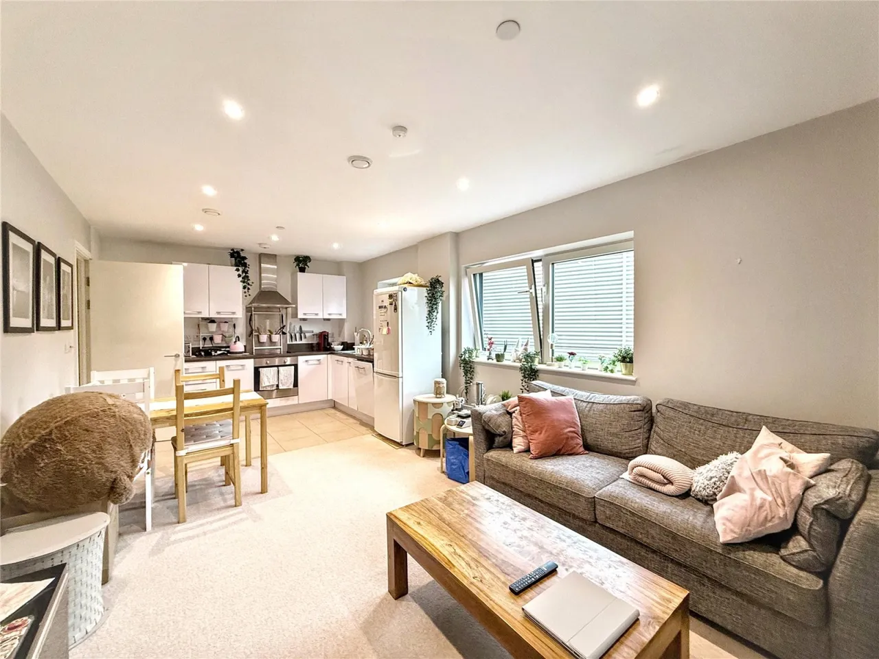 2 bed property to rent, Juniper Drive, London