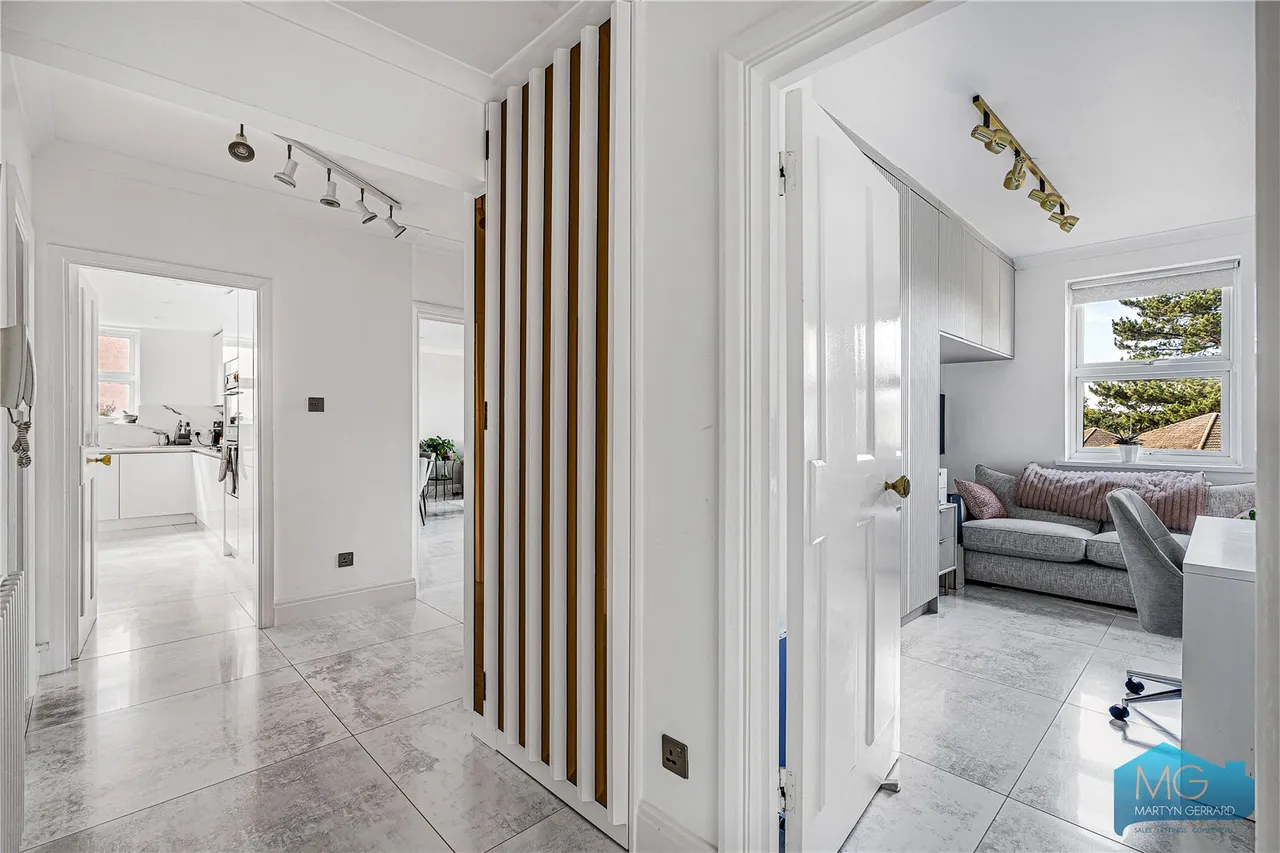 Hendon Lane, London, N3, photo 11