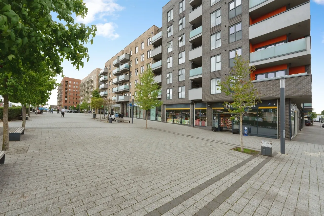 2 bed flat for sale, Prestwick Road, Watford, WD19