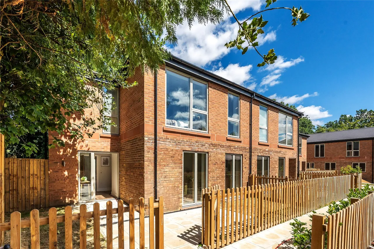 Woking, GU22, photo 3