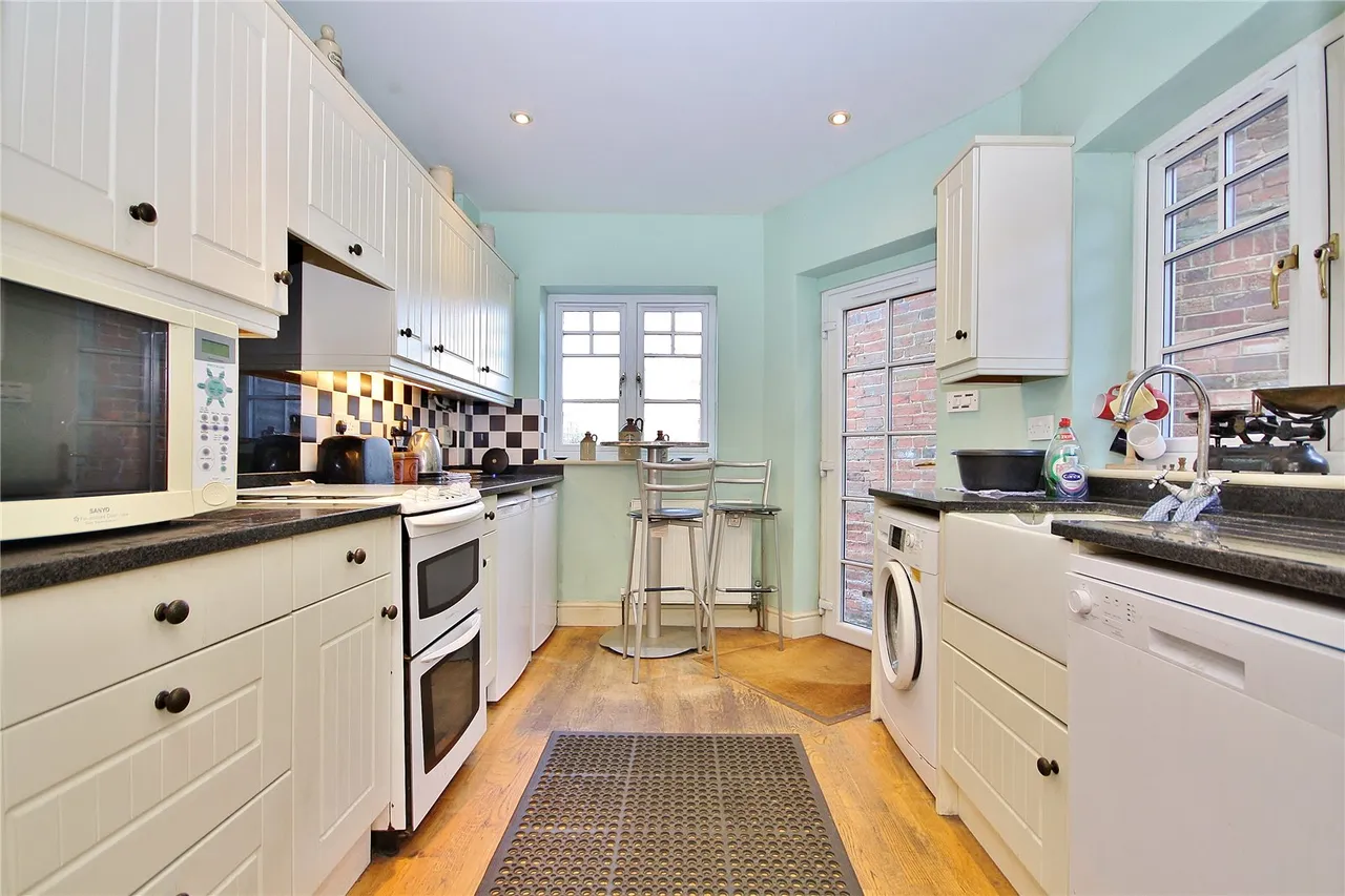 Westfield Road, Westfield, GU22, photo 2