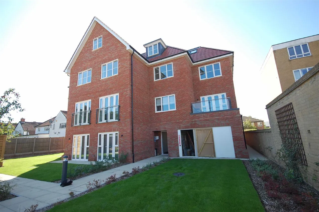 Bathurst Walk, Iver, SL0 9DQ, photo 6
