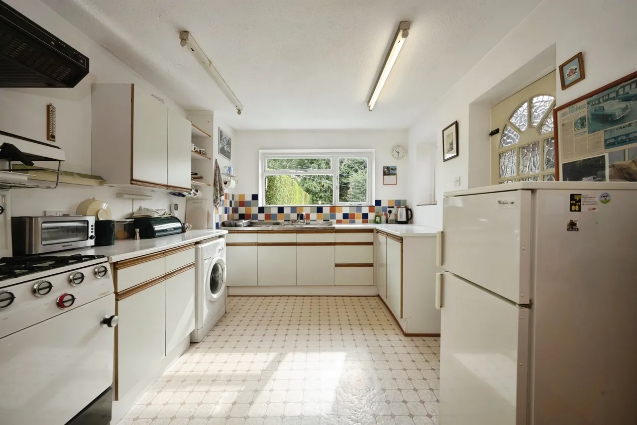 Carrington Crescent, Wendover, HP22, photo 2