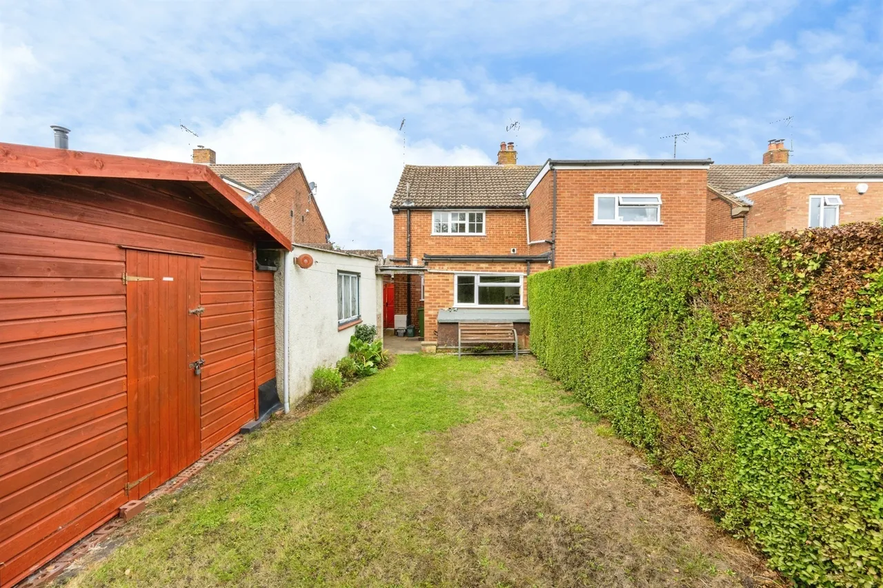 Carrington Crescent, Wendover, HP22, photo 14