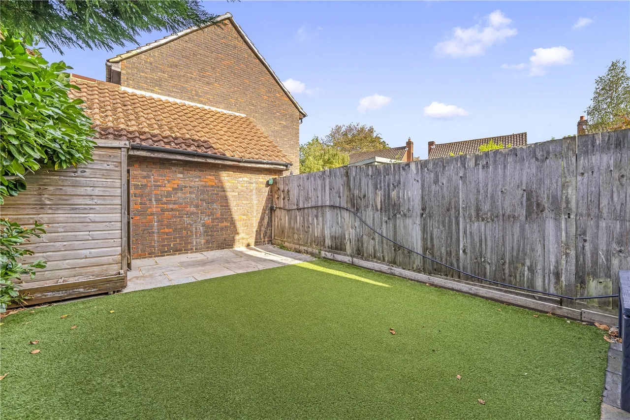 Gresham Road, Hampton, TW12, photo 12