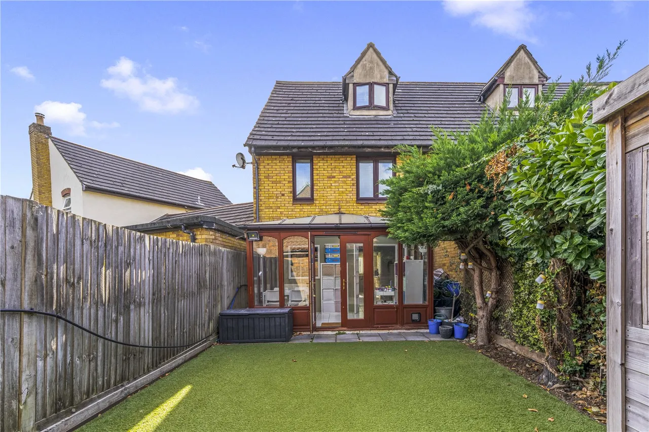 Gresham Road, Hampton, TW12, photo 2