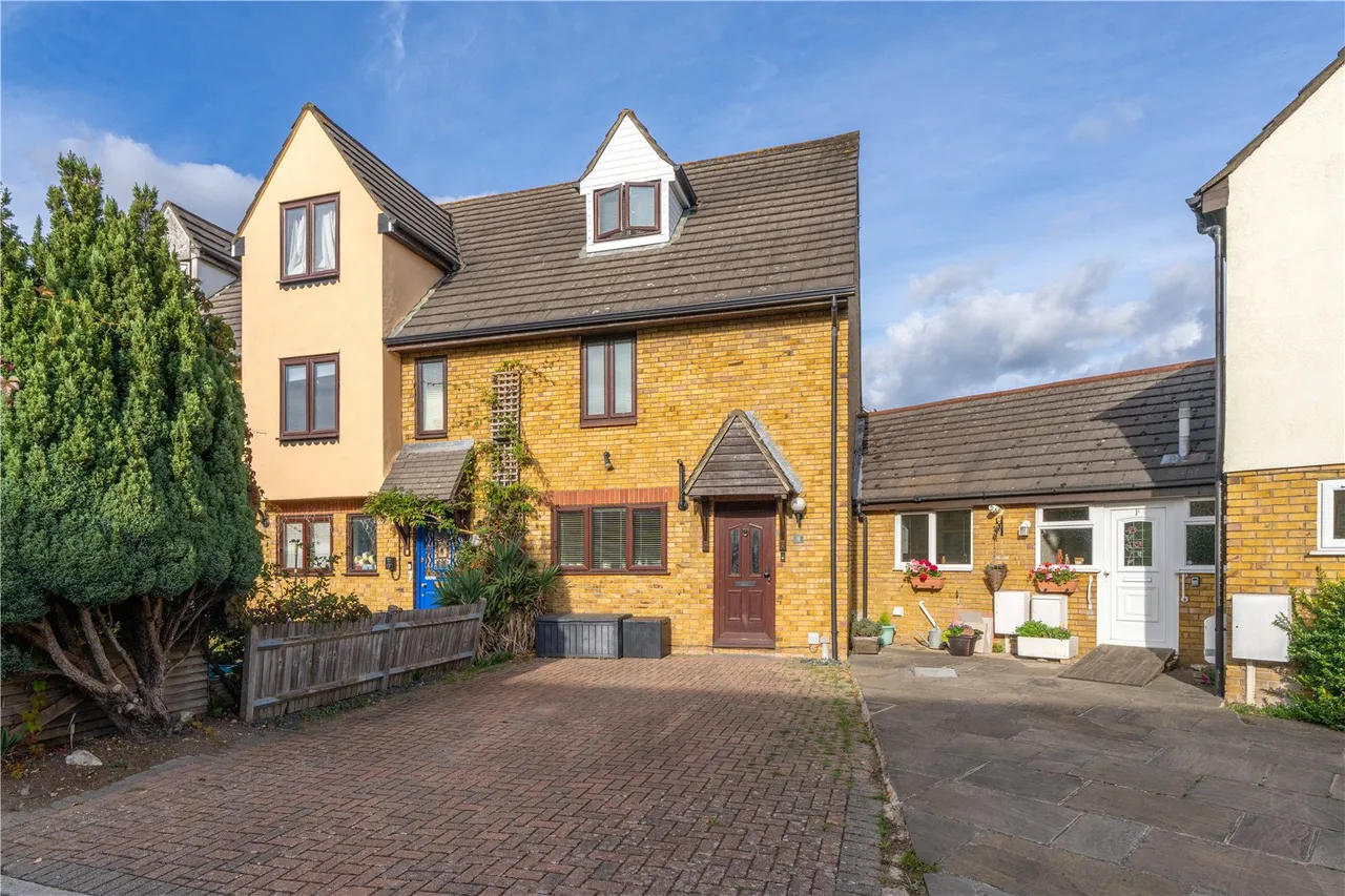 4 bed house for sale, Gresham Road, Hampton, TW12