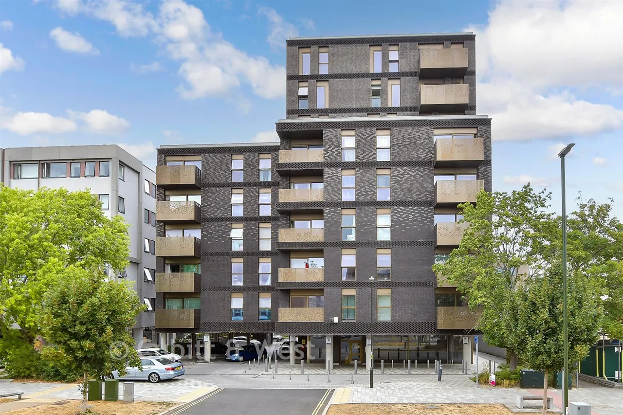 2 bed flat for sale, The Boulevard, Crawley, RH10