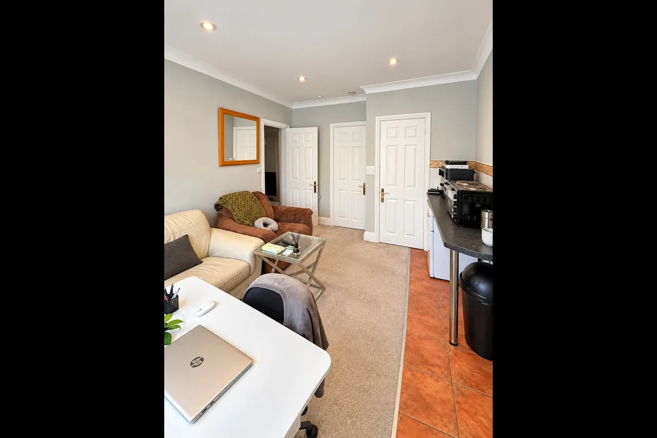 Farnham Road, GU2, photo 2