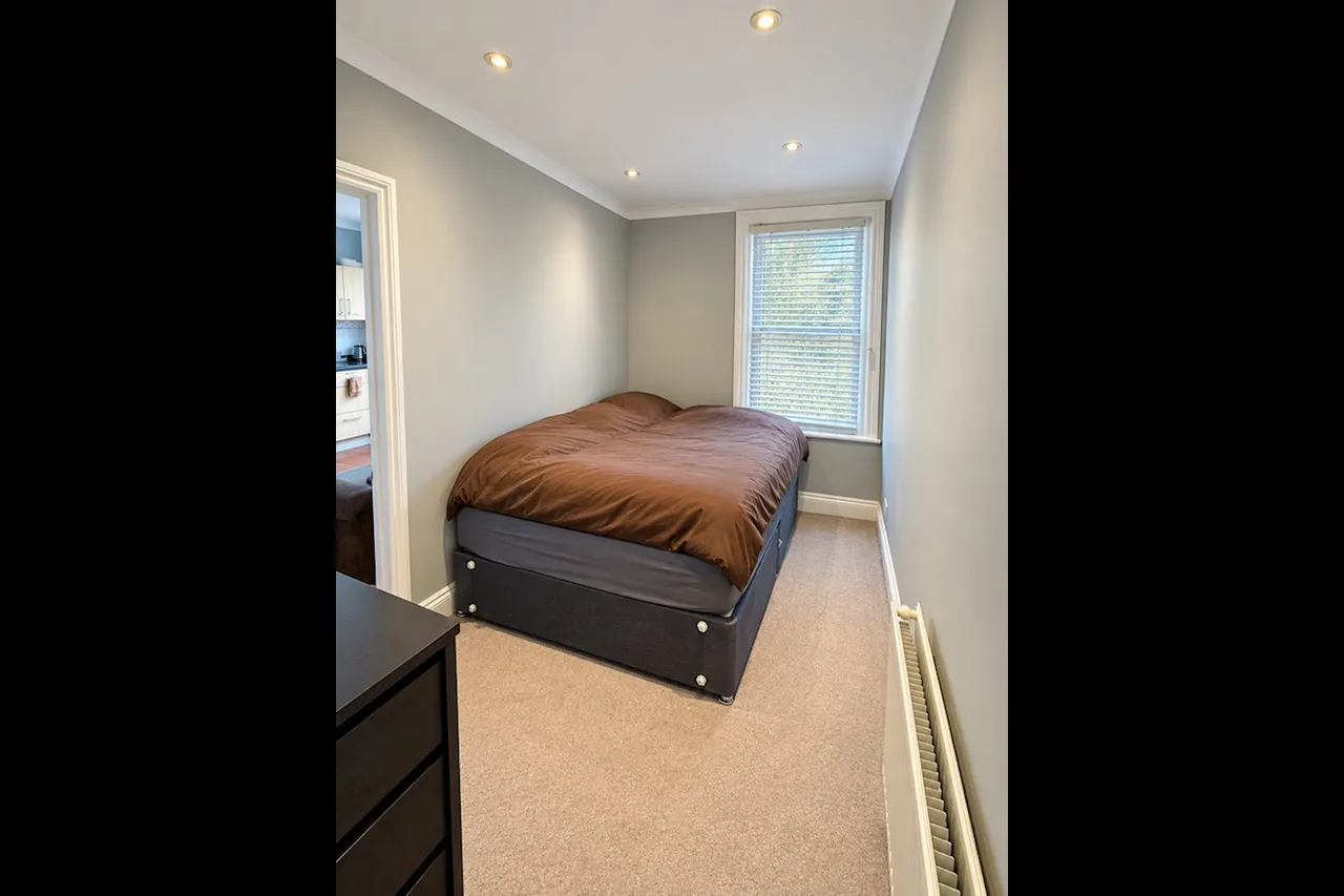 Farnham Road, GU2, photo 4