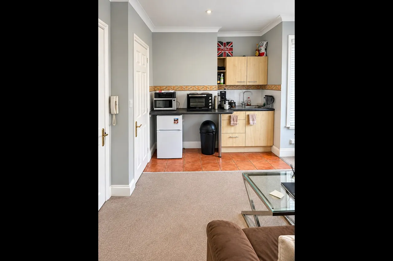 Farnham Road, GU2, photo 3