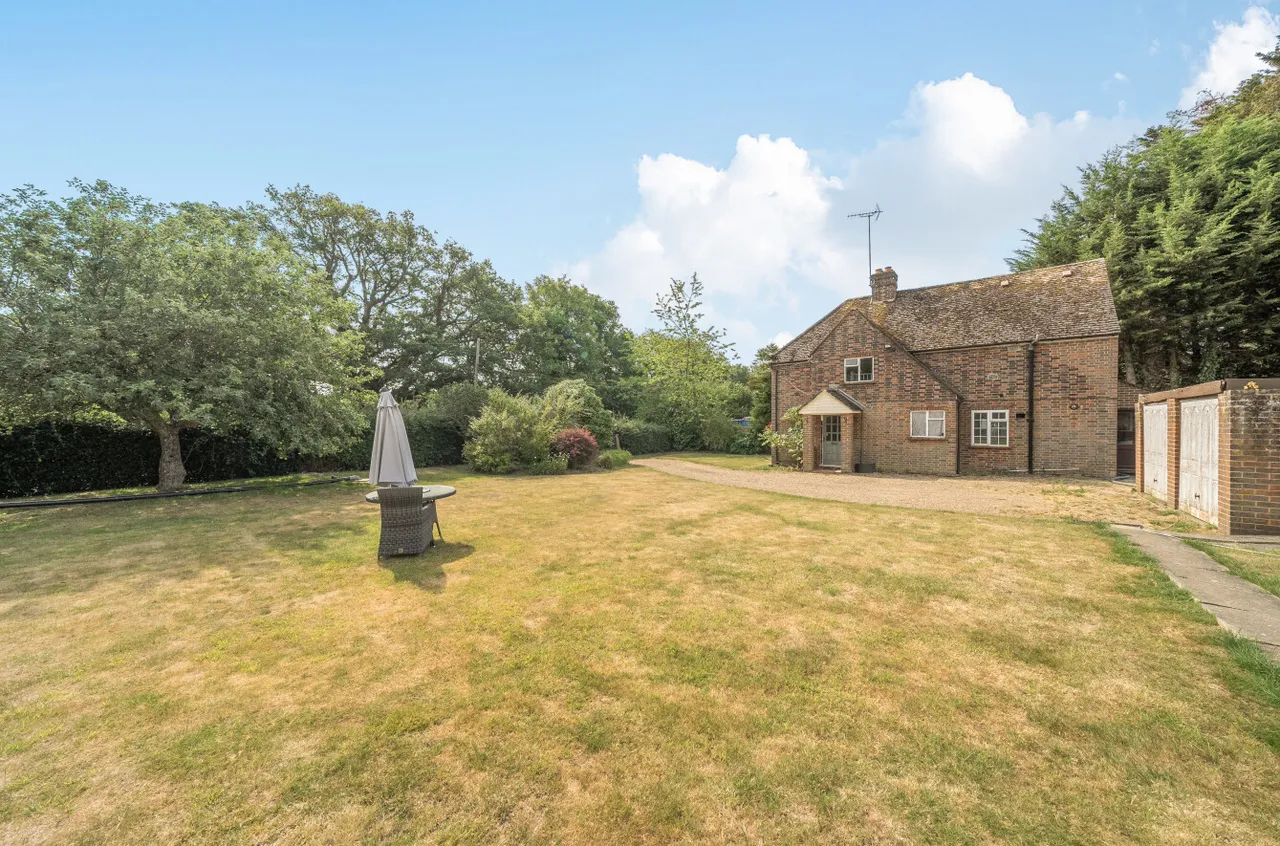 Highams Lane, Chobham, Woking, Surrey, GU24 8TD, photo 2