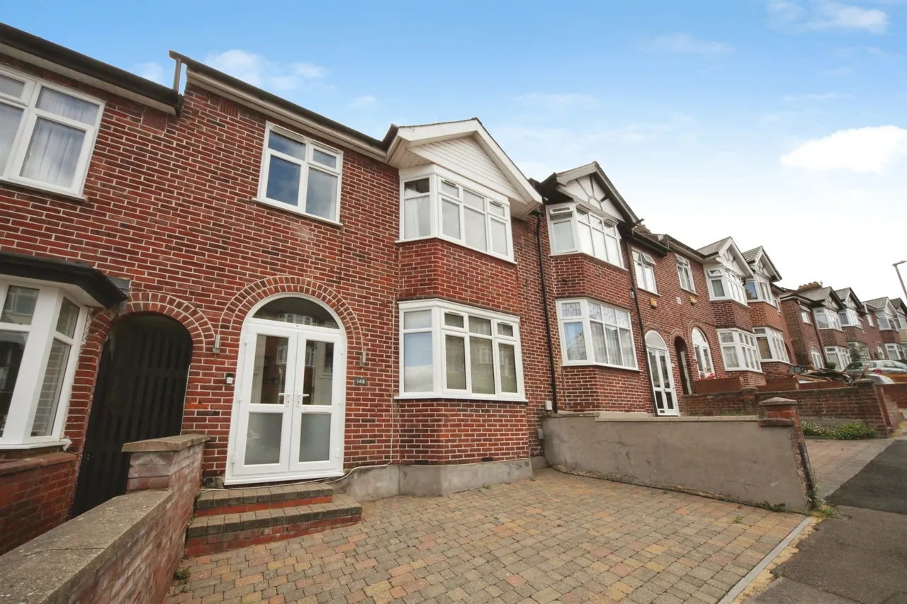 3 bed house for sale — Strathmore Avenue, Luton