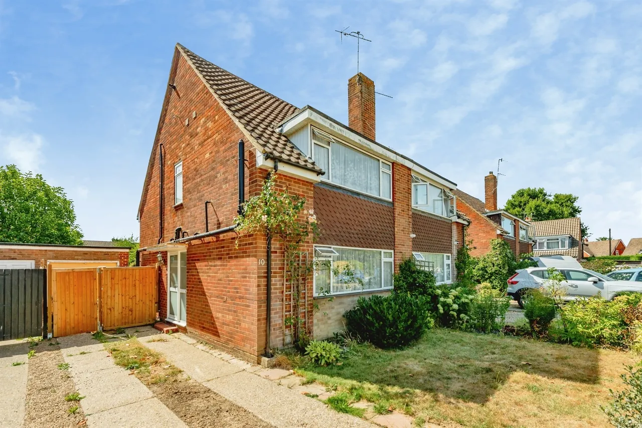 3 bed house for sale — Emlyn Road, Horley