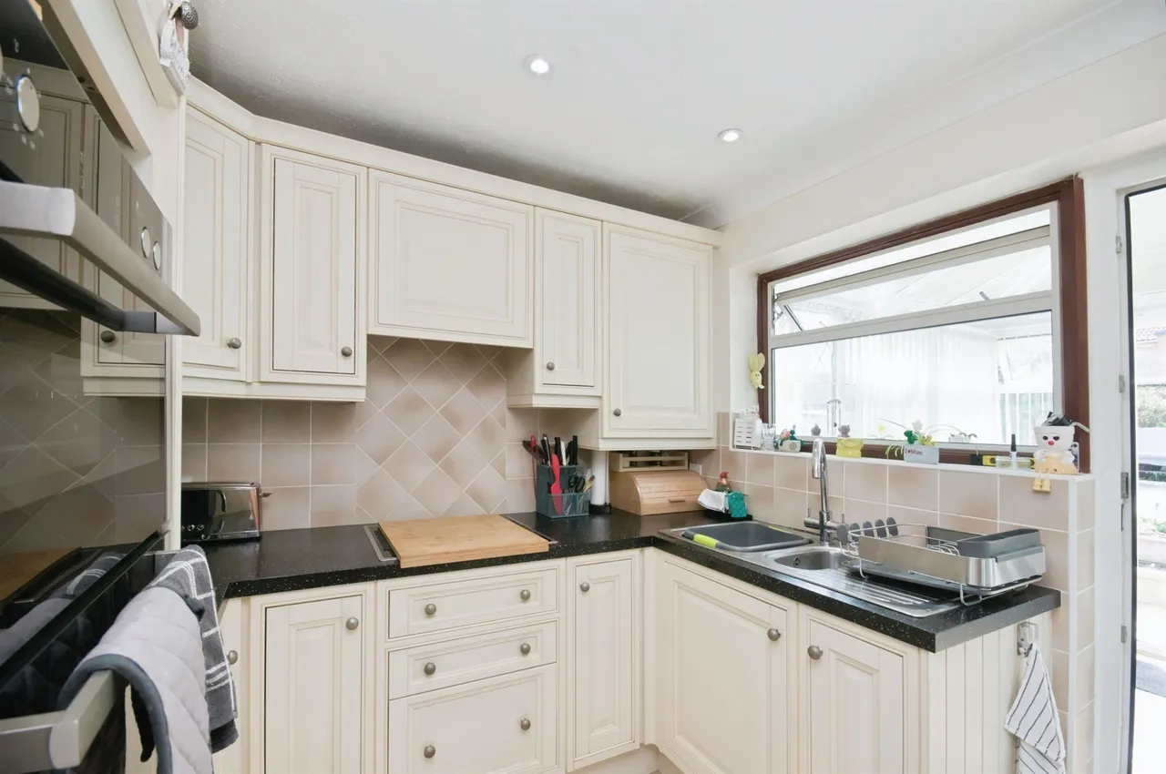 Wade Close, Eastbourne, photo 2