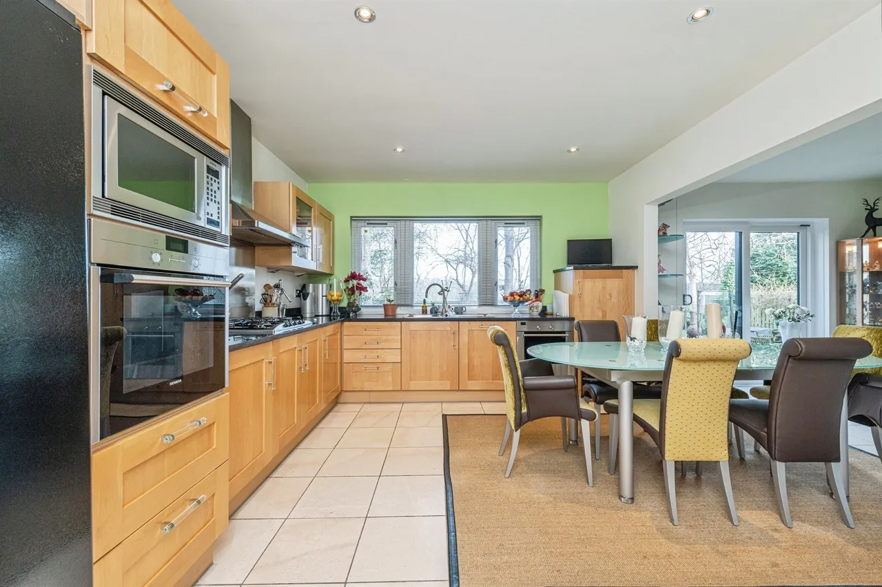4 bed house for sale — Dingley Road, Huddersfield