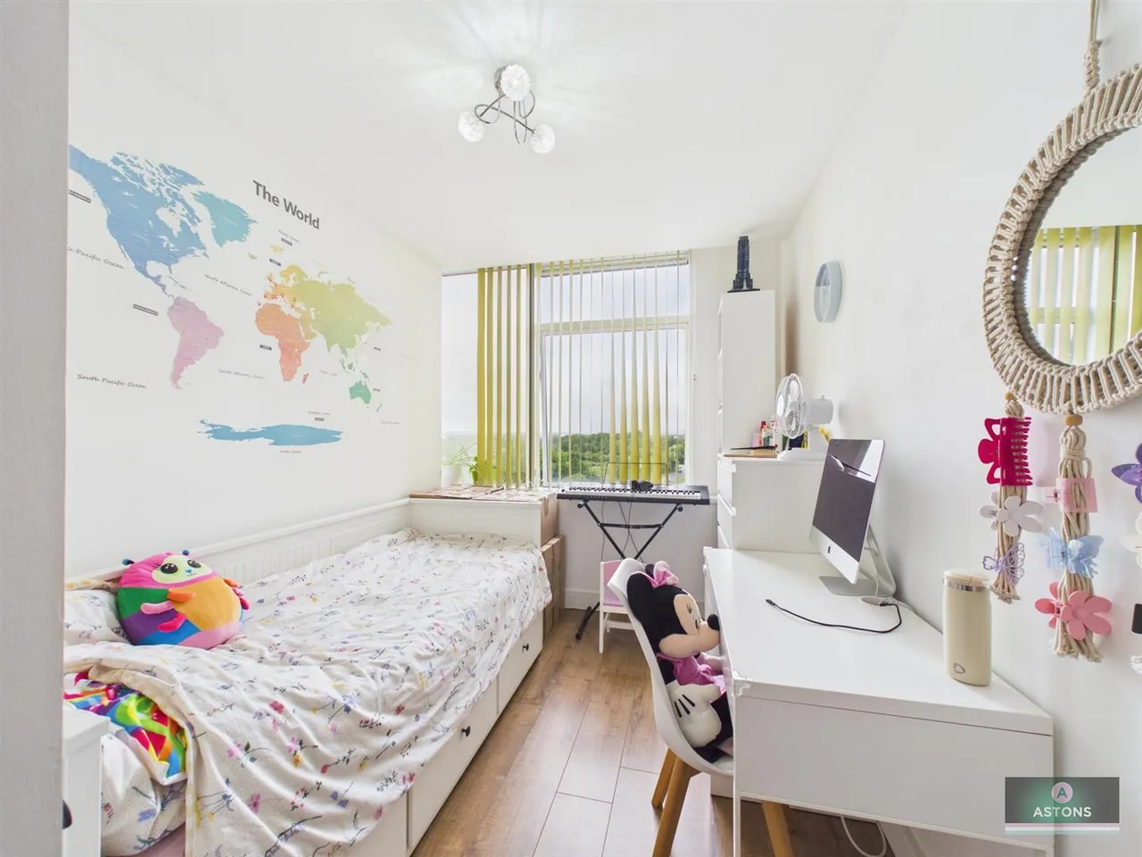 London Road, Lowfield Heath, photo 5