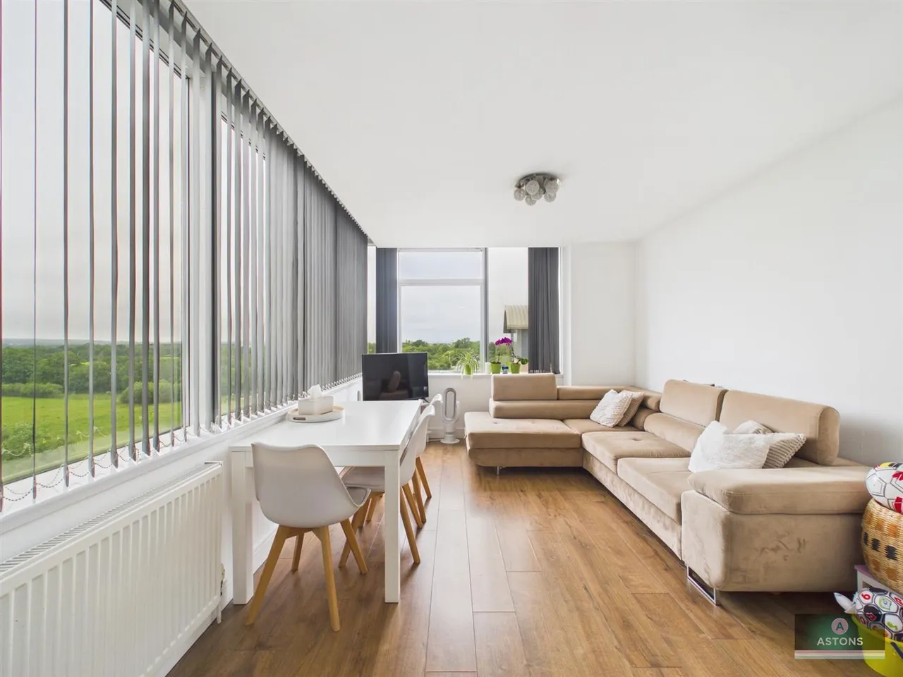 London Road, Lowfield Heath, photo 3