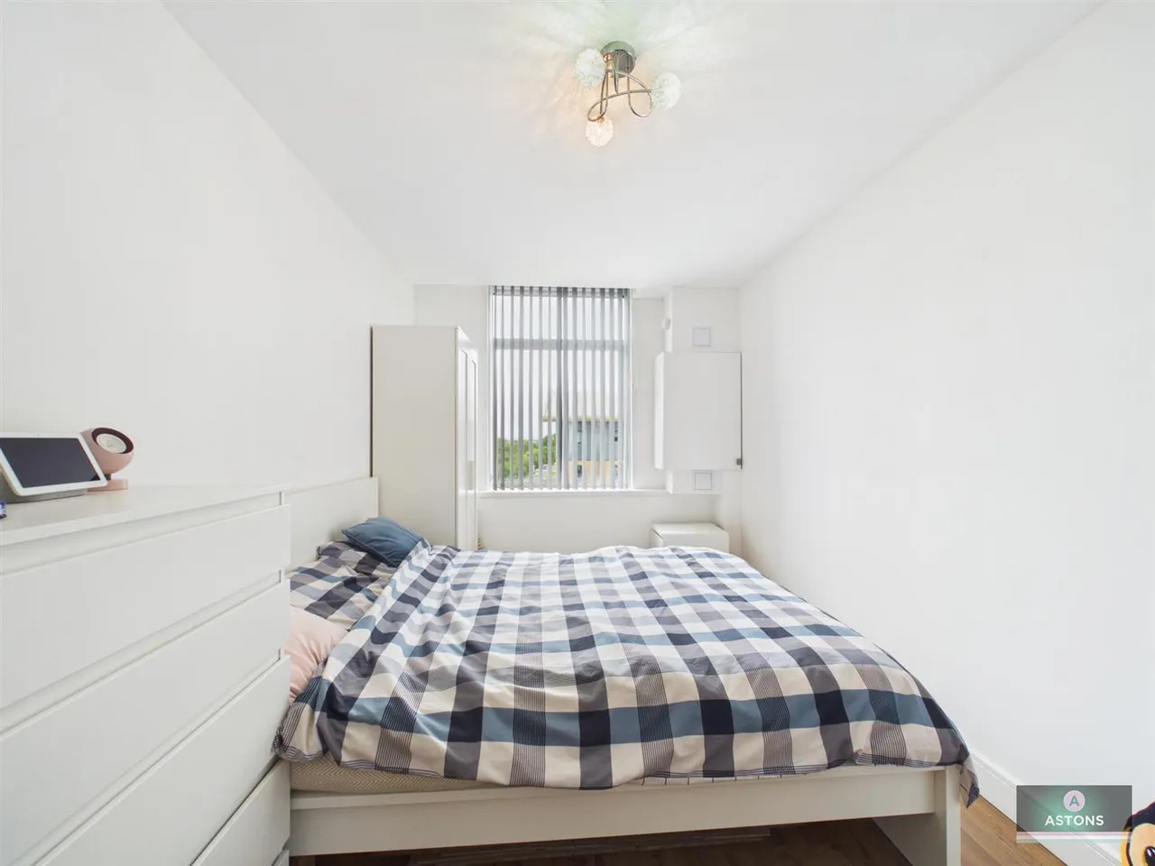 London Road, Lowfield Heath, photo 7