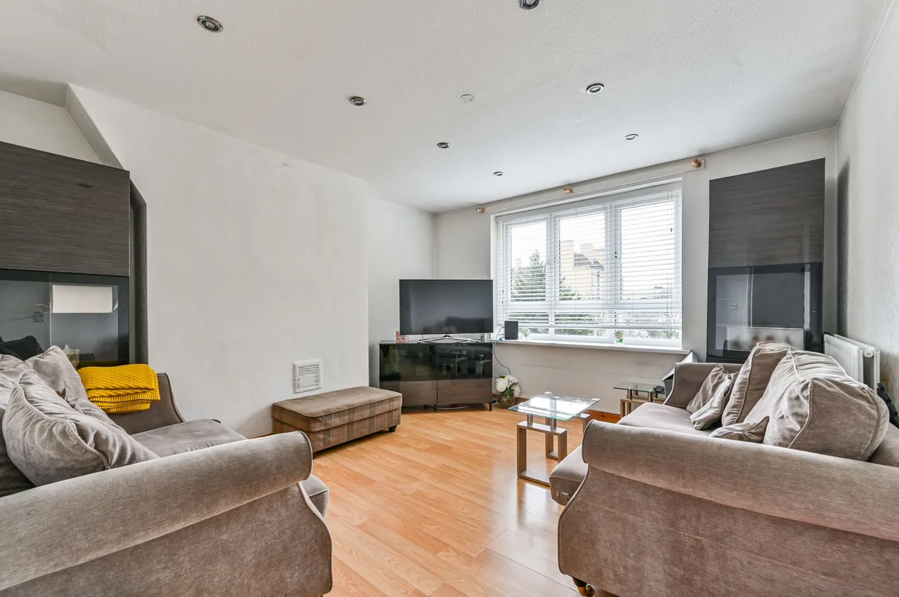 3 bed flat for sale — 31 Coombe House, Dalmeny Avenue, London