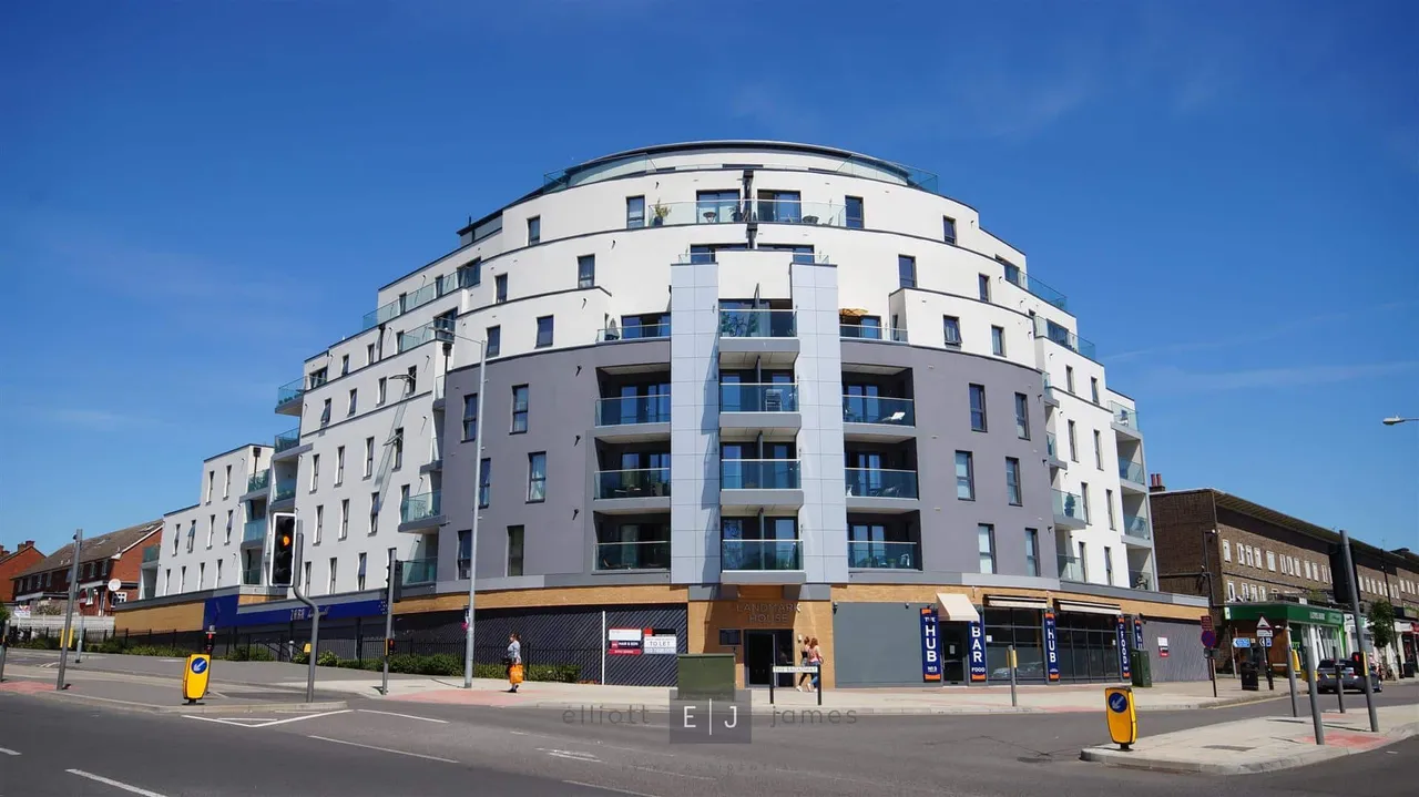 2 bed flat to rent, The Broadway, Loughton, IG10