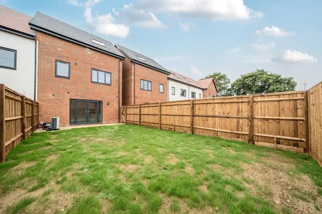 Francis Avenue, Aylesbury, HP21, photo 4