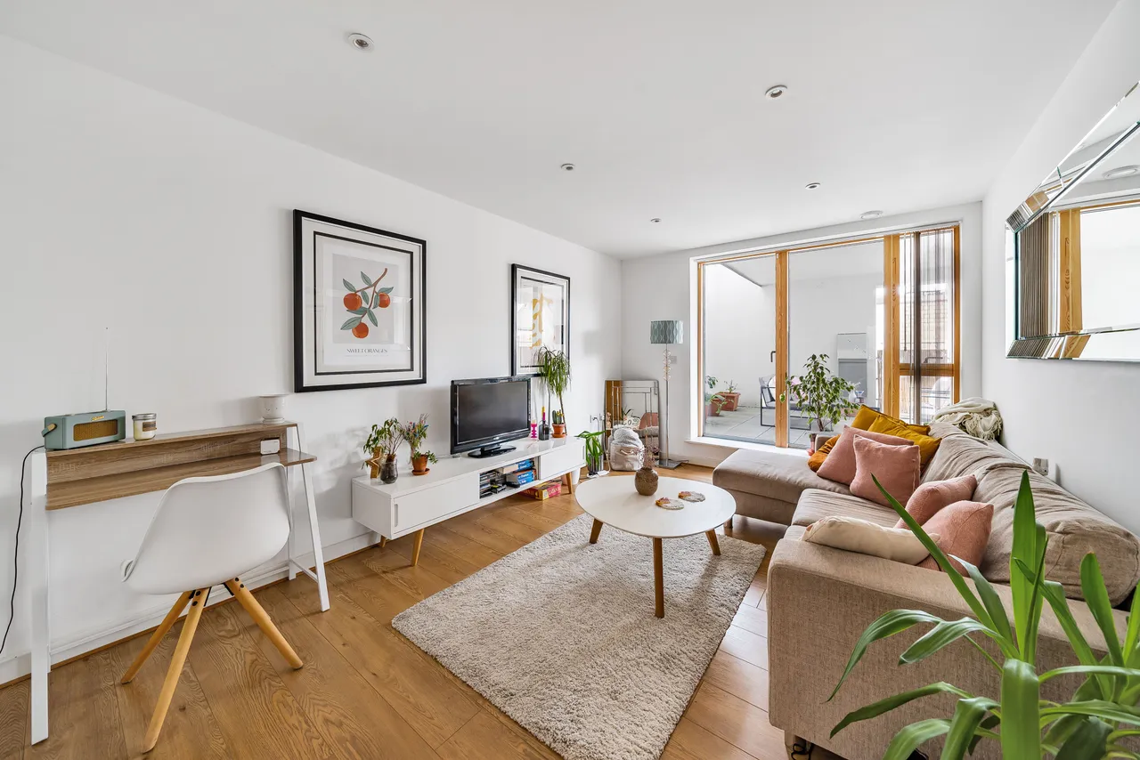 3 bed flat for sale — Flat 6, Wesleyan School House, 41 Leswin Road, London