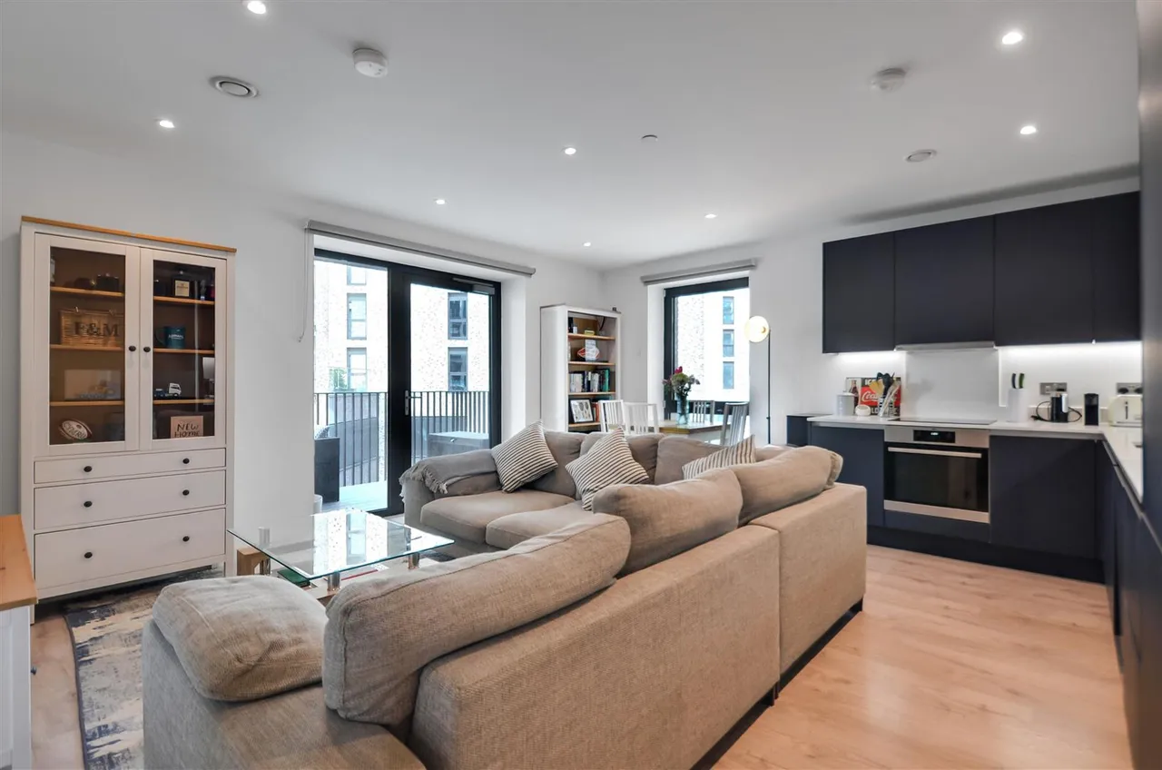 2 bed flat for sale, Osiers Road, London, SW18
