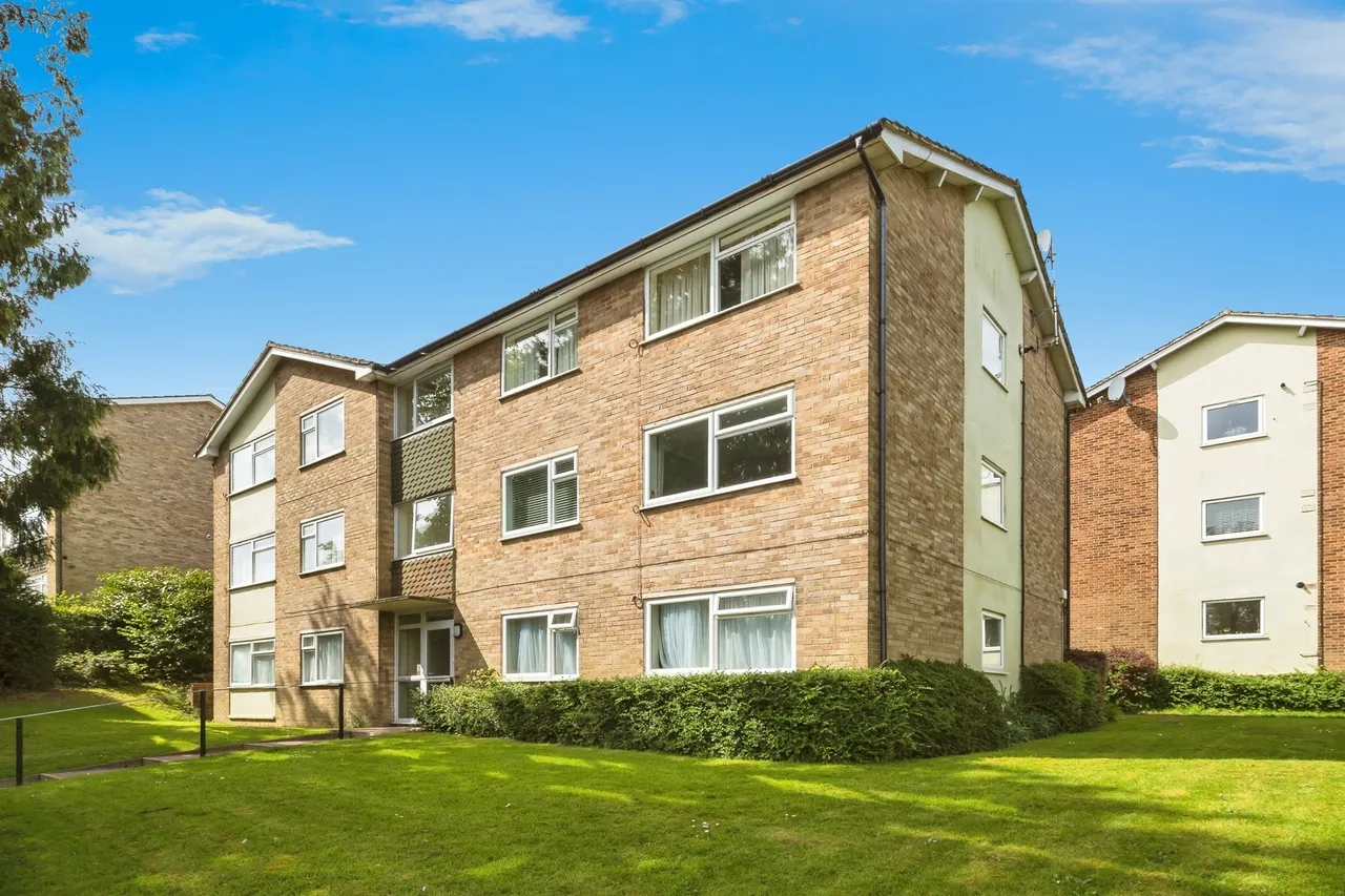 2 bed flat for sale, Sharrow Close, Haywards Heath, RH16