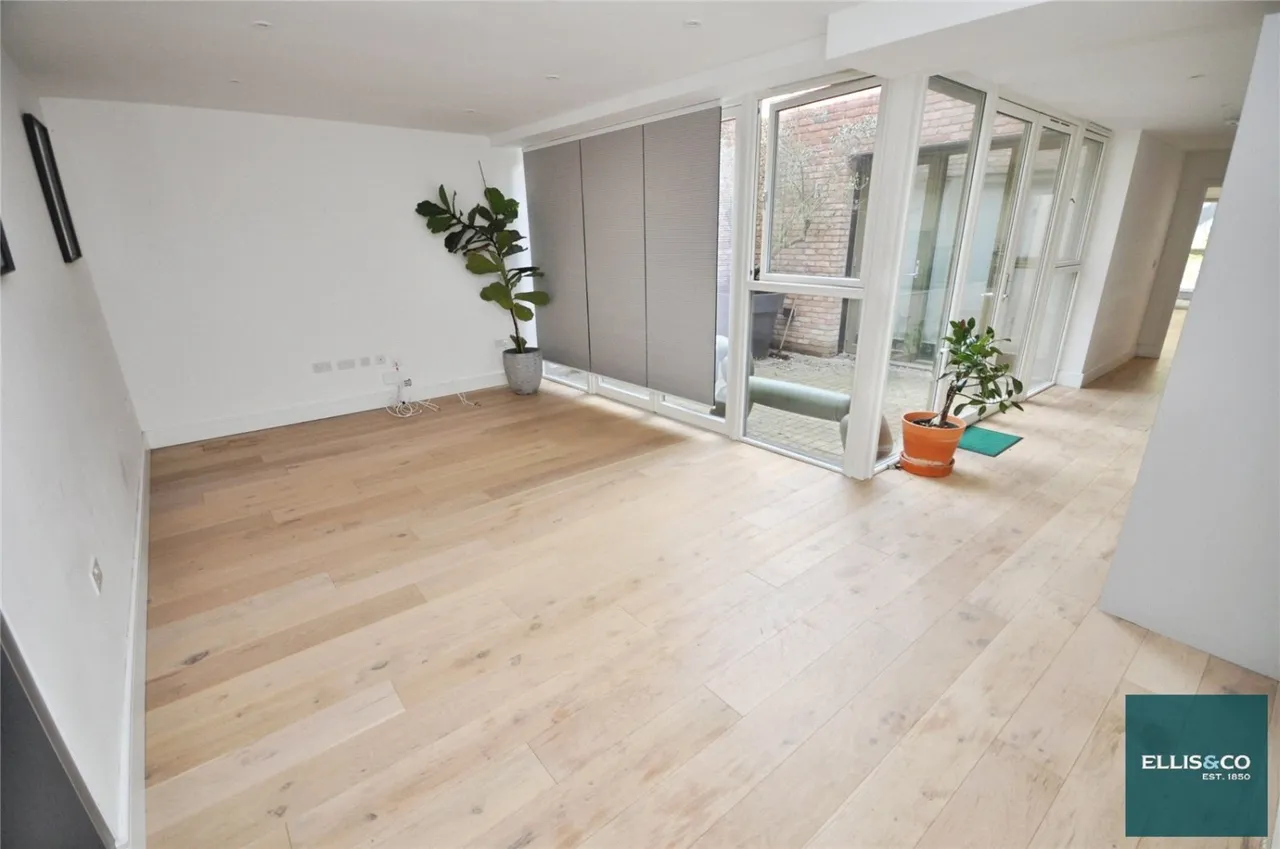 2 bed flat for sale, Edgewood Mews, Finchley, N3
