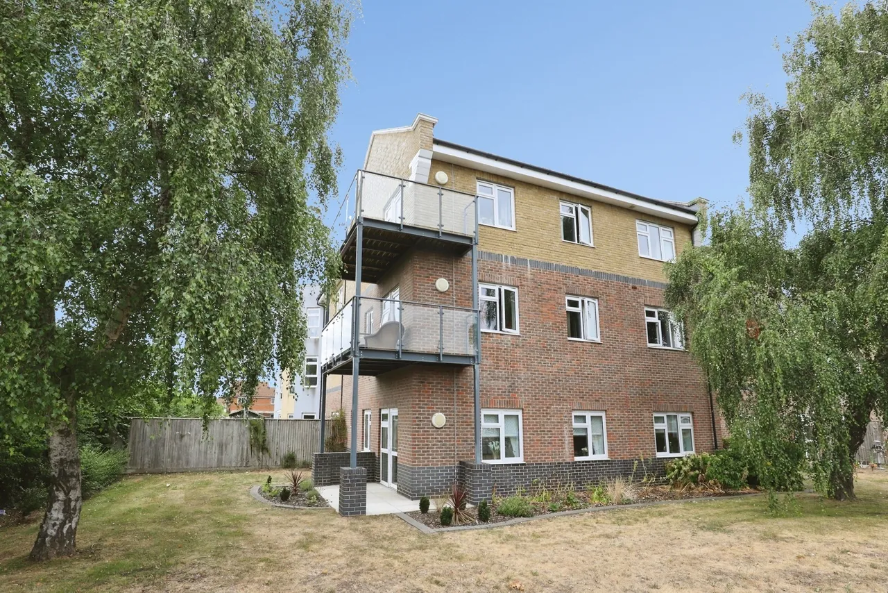 2 bed flat for sale — North Street, Milton Regis, Sittingbourne, Kent, ME10