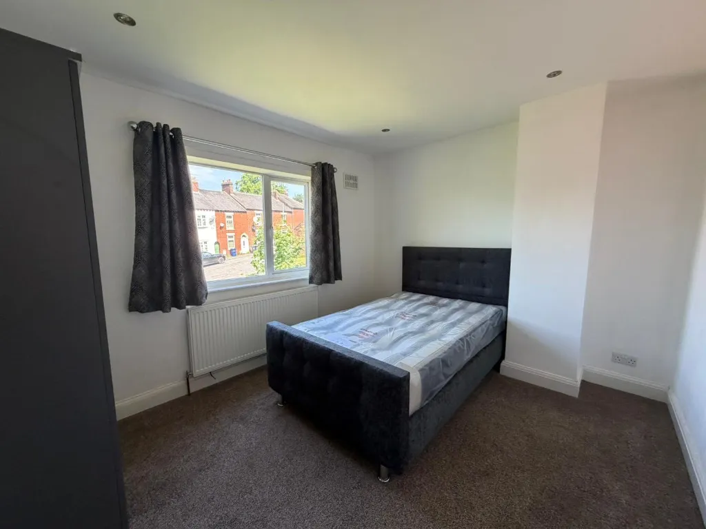 Poplar Grove, Newcastle-Under-Lyme, ST5, photo 2