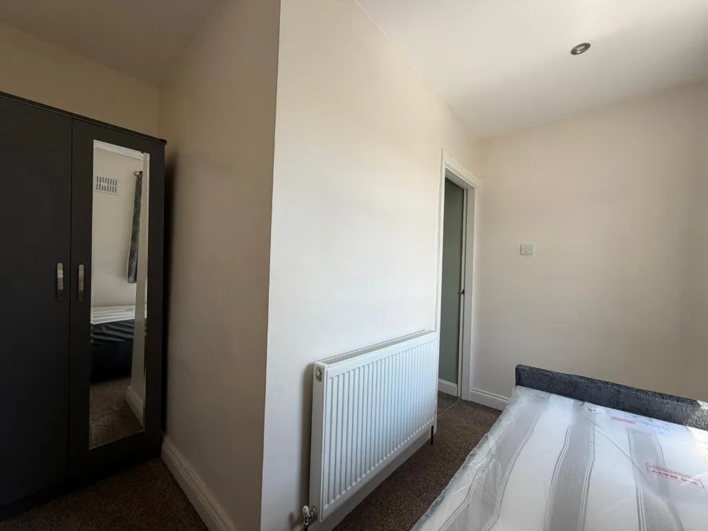 Poplar Grove, Newcastle-Under-Lyme, ST5, photo 3
