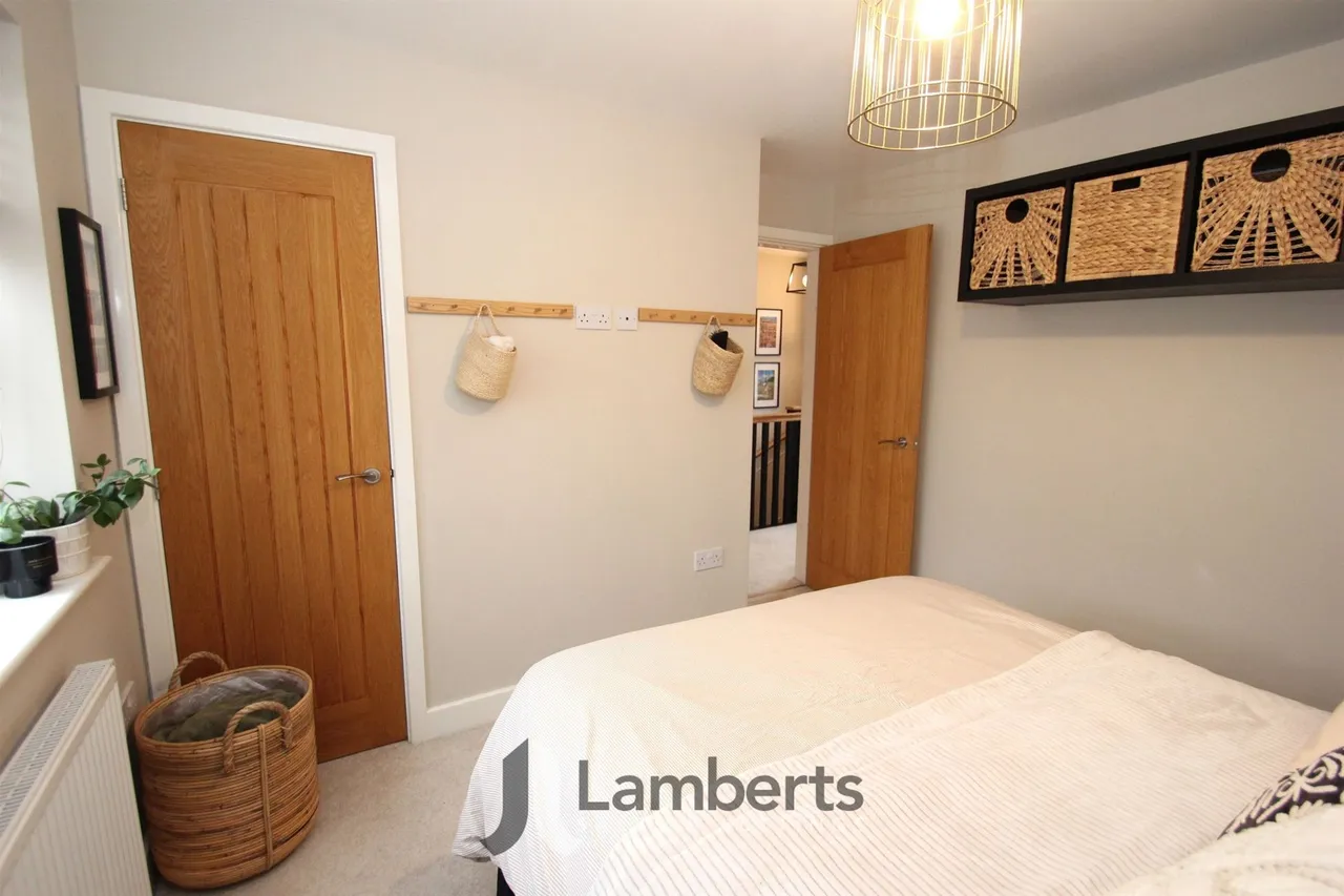 2 Charlton Place, Studley, photo 8