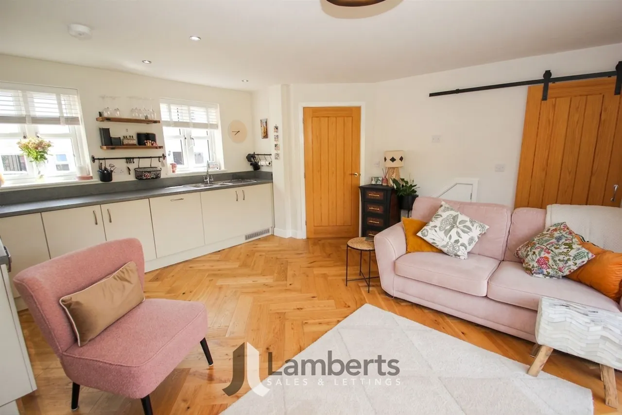 2 Charlton Place, Studley, photo 6