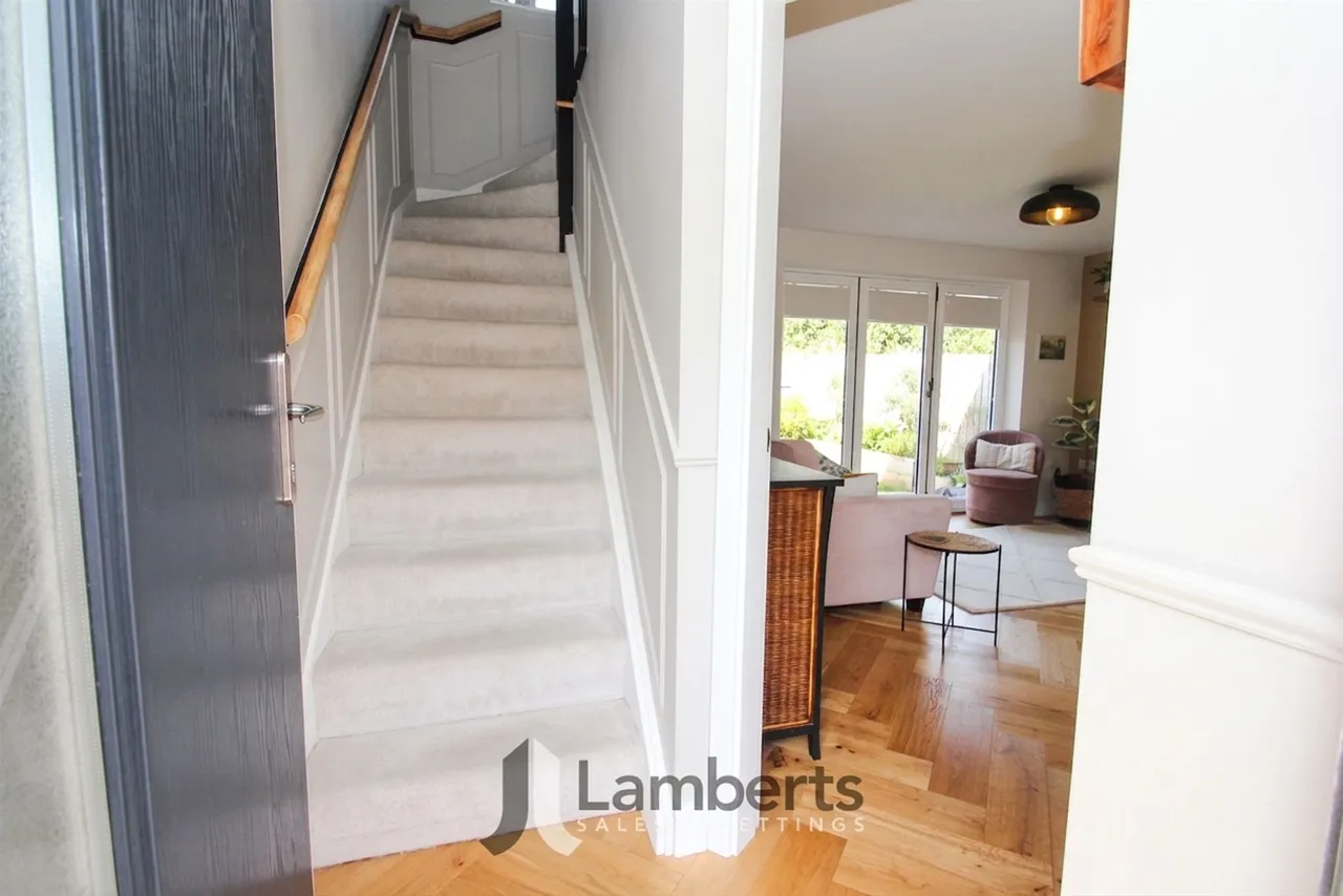2 Charlton Place, Studley, photo 4
